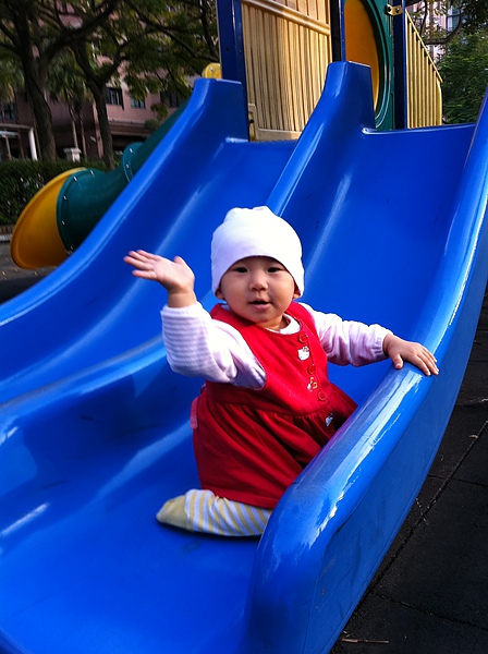 2010.12.11-溜滑梯-打招呼.JPG 2010.12.11-溜滑梯-打招呼.JPG