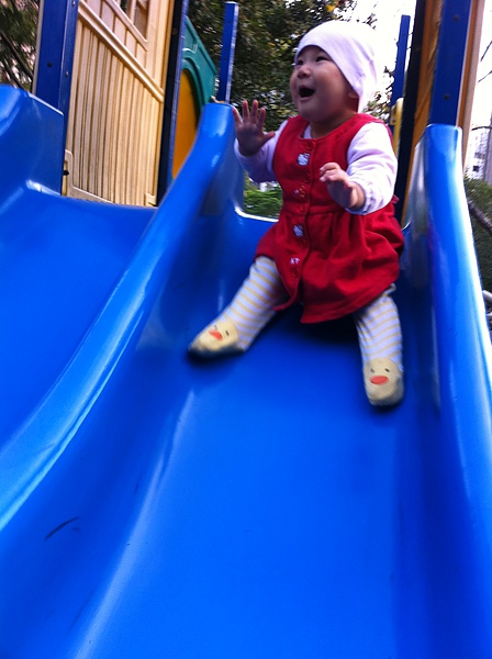 2010.12.11-溜滑梯.JPG 2010.12.11-溜滑梯.JPG
