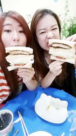 板橋隱藏版美食早餐兩個蛋早餐-蛋蛋打嗝三明治+冰紅茶豆漿 板橋隱藏版美食早餐兩個蛋早餐-蛋蛋打嗝三明治+冰紅茶豆漿