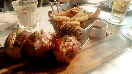 台北東區。The Lobster Bar 龍蝦料理餐廳//推薦好吃招牌龍蝦三明治堡超好吃●青菜呷呷。食尚小咪 台北東區。The Lobster Bar 龍蝦料理餐廳//推薦好吃招牌龍蝦三明治堡超好吃●青菜呷呷。食尚小咪