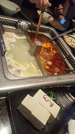 台北市信義區。海底撈麻辣火鍋 台灣一號店（ATT4Fun6F)