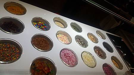 台北東區。忠孝復興站 【查理布朗 C.C. KISS COFFEE & CAKE 好吃下午茶】好吃特製雪糕 甜點午茶控必來