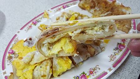 新北市板橋江子翠。豆莊豆漿早餐店 人氣排隊早餐香酥雙蛋蛋餅美味 傳統飯糰人間美食