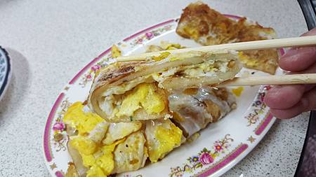 新北市板橋江子翠。豆莊豆漿早餐店 人氣排隊早餐香酥雙蛋蛋餅美味 傳統飯糰人間美食