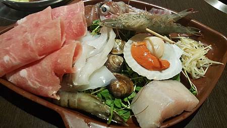 台北松山區。松山駛日式涮涮鍋 推薦松山火車站附近美食好吃日式涮涮鍋海鮮很新鮮 台北松山區。松山駛日式涮涮鍋 推薦松山火車站附近美食好吃日式涮涮鍋海鮮很新鮮