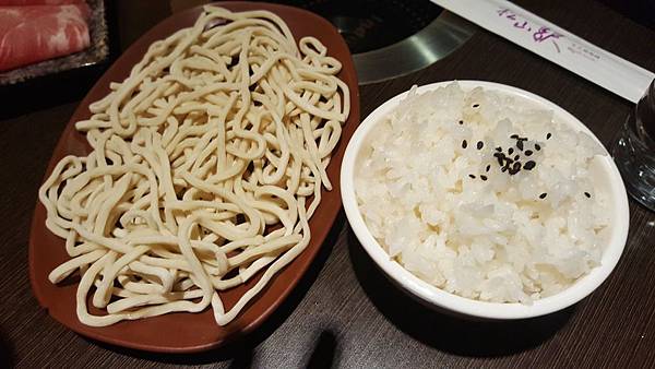 台北松山區。松山駛日式涮涮鍋 推薦松山火車站附近美食好吃日式涮涮鍋海鮮很新鮮