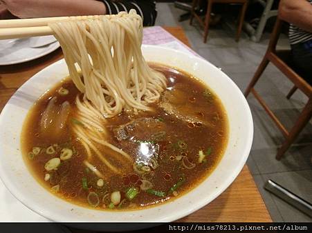 【板橋美食推薦 鼎泰豐 板橋大遠百B1美食區】 聞名世界美食之一鼎泰豐板橋也可以吃的到啦!必吃 小籠包 紅燒牛肉麵 Q彈有勁的包子!