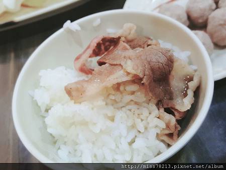 板橋人火鍋美食推薦【齊味麻辣鴛鴦火鍋（板橋總店）】第一名鴨血又嫩又入味、牛舌超下嘴CP值好高 板橋在地美食不吃不可