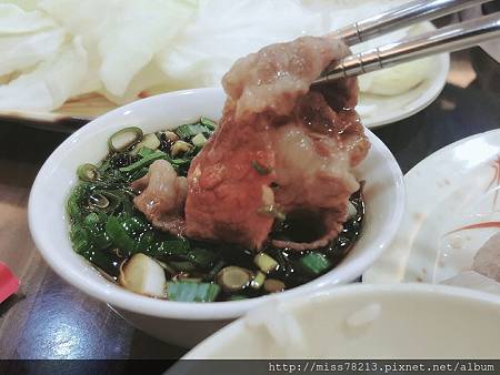 板橋人火鍋美食推薦【齊味麻辣鴛鴦火鍋（板橋總店）】第一名鴨血又嫩又入味、牛舌超下嘴CP值好高 板橋在地美食不吃不可