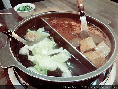 板橋人火鍋美食推薦【齊味麻辣鴛鴦火鍋（板橋總店）】第一名鴨血又嫩又入味、牛舌超下嘴CP值好高 板橋在地美食不吃不可