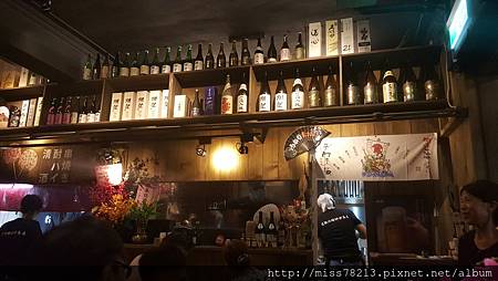 老八風居酒屋新埔店新北板橋新埔推薦好吃串燒 老八風居酒屋三店 干貝雞翅無敵好吃 帥哥主廚還有超正老闆娘 很棒的戶外野串燒區