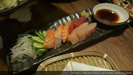 老八風居酒屋新埔店新北板橋新埔推薦好吃串燒 老八風居酒屋三店 干貝雞翅無敵好吃 帥哥主廚還有超正老闆娘 很棒的戶外野串燒區