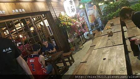 老八風居酒屋新埔店新北板橋新埔推薦好吃串燒 老八風居酒屋三店 干貝雞翅無敵好吃 帥哥主廚還有超正老闆娘 很棒的戶外野串燒區