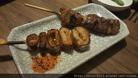 老八風居酒屋新埔店新北板橋新埔推薦好吃串燒 老八風居酒屋三店 干貝雞翅無敵好吃 帥哥主廚還有超正老闆娘 很棒的戶外野串燒區