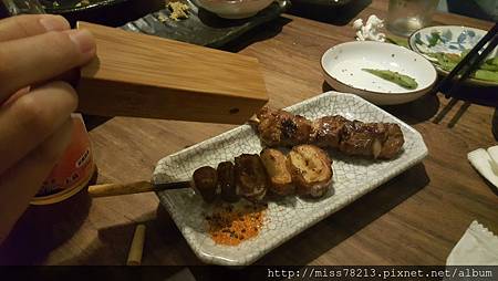 老八風居酒屋新埔店新北板橋新埔推薦好吃串燒 老八風居酒屋三店 干貝雞翅無敵好吃 帥哥主廚還有超正老闆娘 很棒的戶外野串燒區