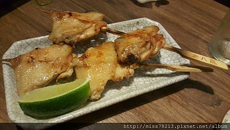 老八風居酒屋新埔店新北板橋新埔推薦好吃串燒 老八風居酒屋三店 干貝雞翅無敵好吃 帥哥主廚還有超正老闆娘 很棒的戶外野串燒區