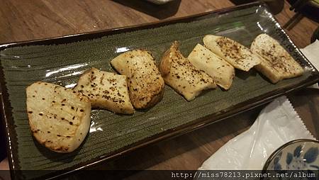 老八風居酒屋新埔店新北板橋新埔推薦好吃串燒 老八風居酒屋三店 干貝雞翅無敵好吃 帥哥主廚還有超正老闆娘 很棒的戶外野串燒區