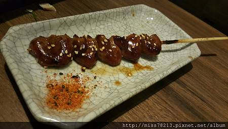 老八風居酒屋新埔店新北板橋新埔推薦好吃串燒 老八風居酒屋三店 干貝雞翅無敵好吃 帥哥主廚還有超正老闆娘 很棒的戶外野串燒區