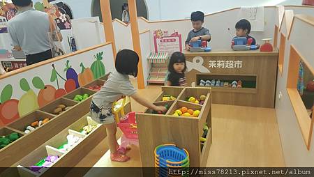 奧斯丁夢想樂園-推薦台北市親子遊樂地點 兒童遊樂天地 台北親子樂園 搭乘機甲戰士 奧斯丁小火車 媽媽爸爸有咖啡休息區免費wifi充電站