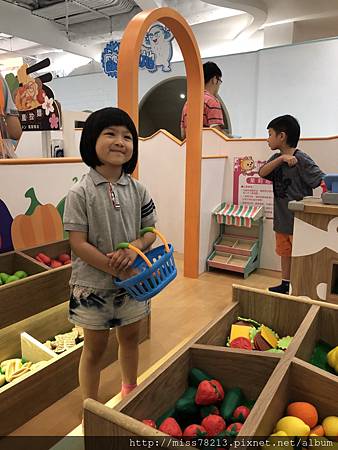 奧斯丁夢想樂園-推薦台北市親子遊樂地點 兒童遊樂天地 台北親子樂園 搭乘機甲戰士 奧斯丁小火車 媽媽爸爸有咖啡休息區免費wifi充電站