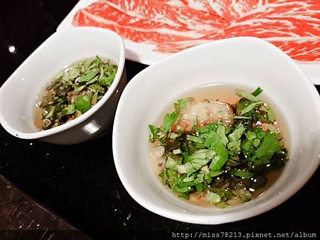 東華川府重慶老火鍋板橋人美食麻辣火鍋必吃大推無骨牛小排特製沾醬