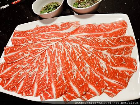 東華川府重慶老火鍋板橋人美食麻辣火鍋必吃大推無骨牛小排特製沾醬