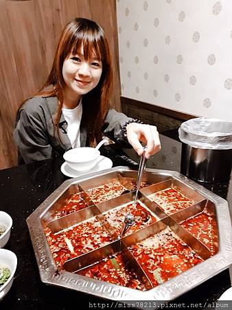 東華川府重慶老火鍋板橋人美食麻辣火鍋必吃大推無骨牛小排特製沾醬