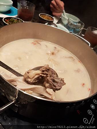 撈王鍋物料理台灣1號店台北信義區美食必點胡椒豬肚雞湯湯頭