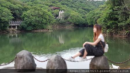 快閃基隆一日遊景點懶人包｜八斗子潮境公園巨大飛天掃帚、情人湖、深澳岬角必去象鼻岩