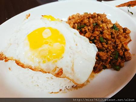 板橋府中平價泰式美食○泰樂泰國料理】超神秘小吃店打拋豬飯