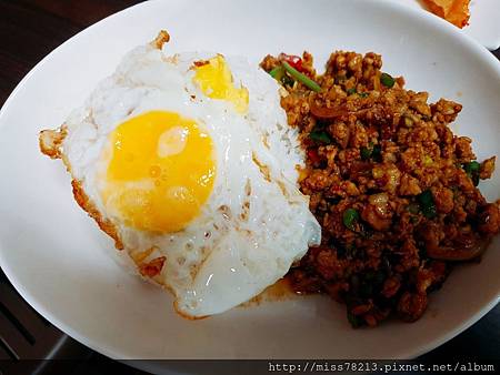 板橋府中平價泰式美食○泰樂泰國料理】超神秘小吃店打拋豬飯