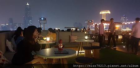 高雄高空酒吧SkyBar俯瞰85大樓夜景微醺很棒 英迪格酒店住宿初體驗推薦