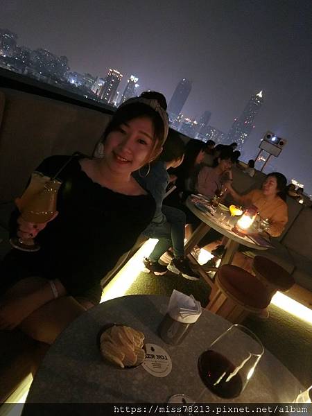 高雄高空酒吧SkyBar俯瞰85大樓夜景微醺很棒 英迪格酒店住宿初體驗推薦