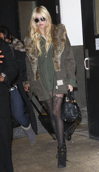 Taylor Momsen -street 1.jpg