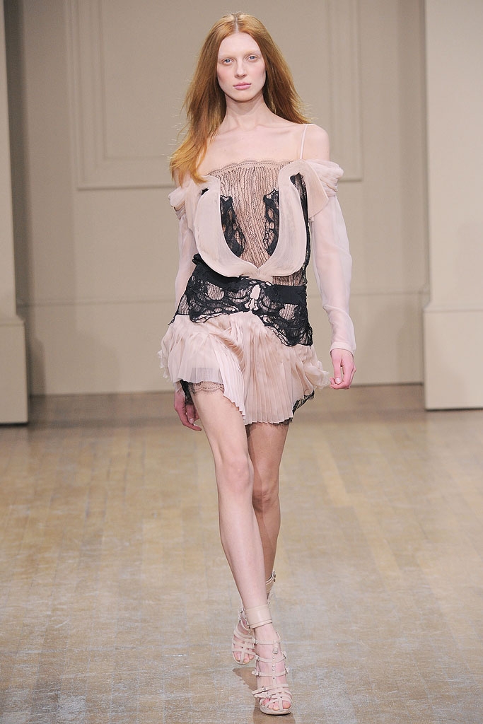 JulienMacdonaldFall2010R6.jpg JulienMacdonaldFall2010R6.jpg