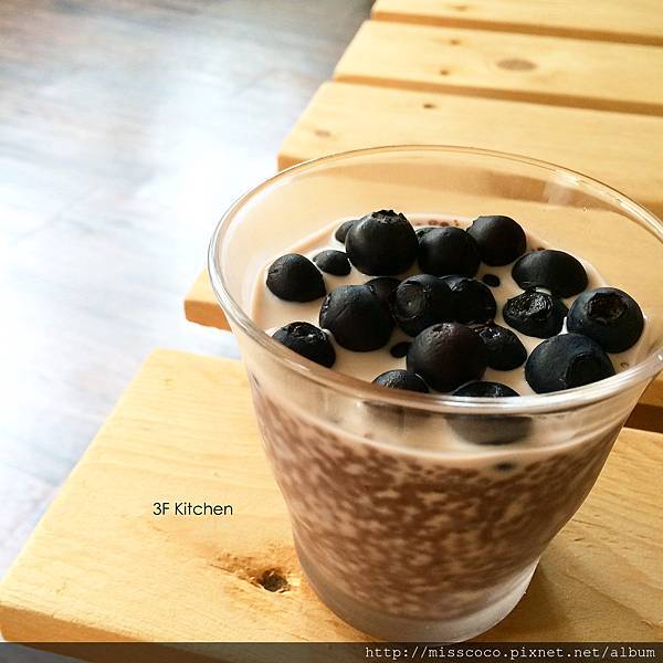 20140611_Chocolate chia seed pudding with blueberry