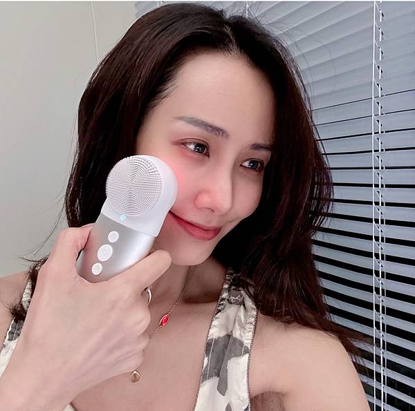 PROTON普騰三效潔膚儀，可以說是我下班後最放鬆時刻的保養