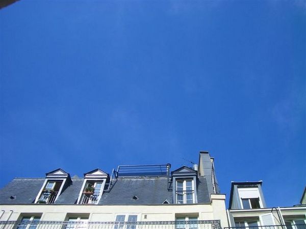 房間窗外的天空
