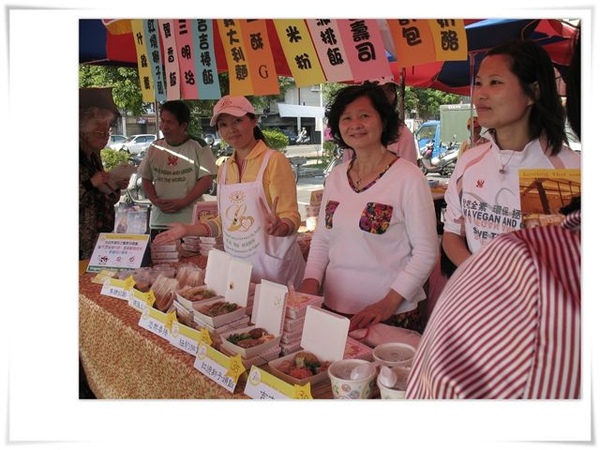 :"> LOVING HUT 店位在彰化市陳稜路39號~~