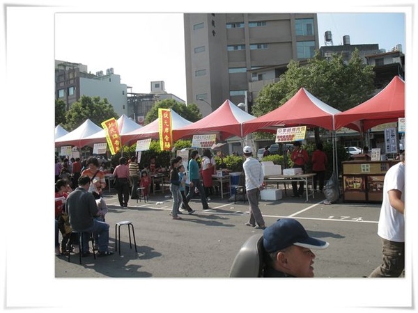 整個廣場~下午了因為兌換券發完了~五點才會再發一次所以現在沒人