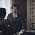 《1987：黎明到來的那一天》劇照5 -金倫奭飾演朴處長  拍了一下桌子那孩子就死了.jpg