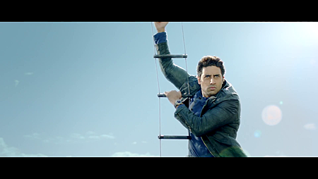 Abhishek_Bachchan_in_Helicopter_Dhoom_3.jpg