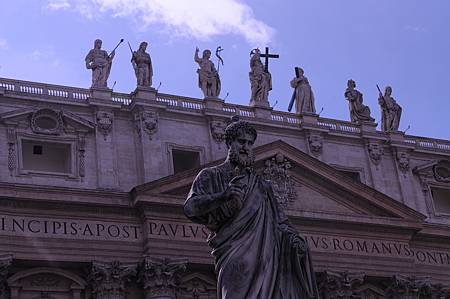 擁抱世界信徒的梵蒂岡聖彼得廣場