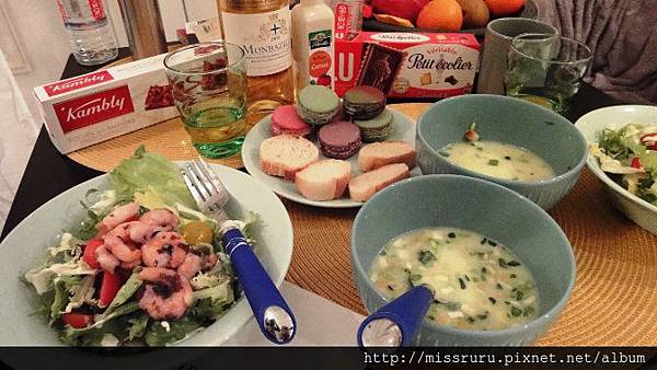 DAY2-晚餐-蒜香嫩蝦佐凱薩沙拉配綠濃湯與法國甜白酒
