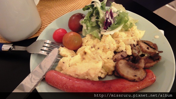 DAY3-早餐-德國香腸佐煎磨菇嫩蛋與沙拉