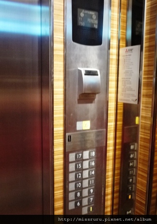 電梯要刷卡.JPG