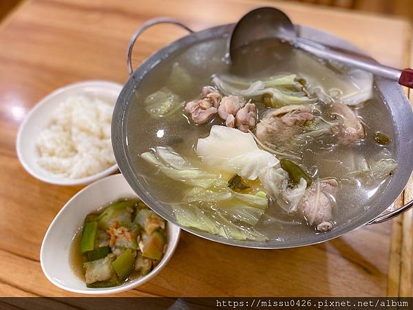 剝皮辣椒雞湯套餐 還有附小菜、白飯喔