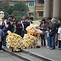 牌坊前的舞龍武獅