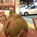 椰子布丁雖然當地人都說好吃的都在很遠，太子椰算中等可吃~
