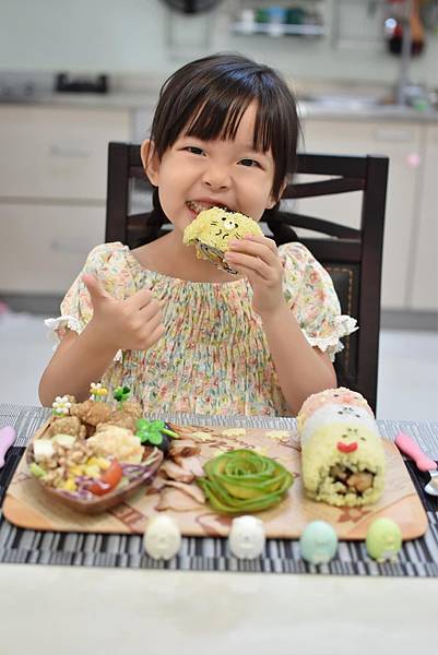 角落生物彩色米飯壽司捲餐點-2